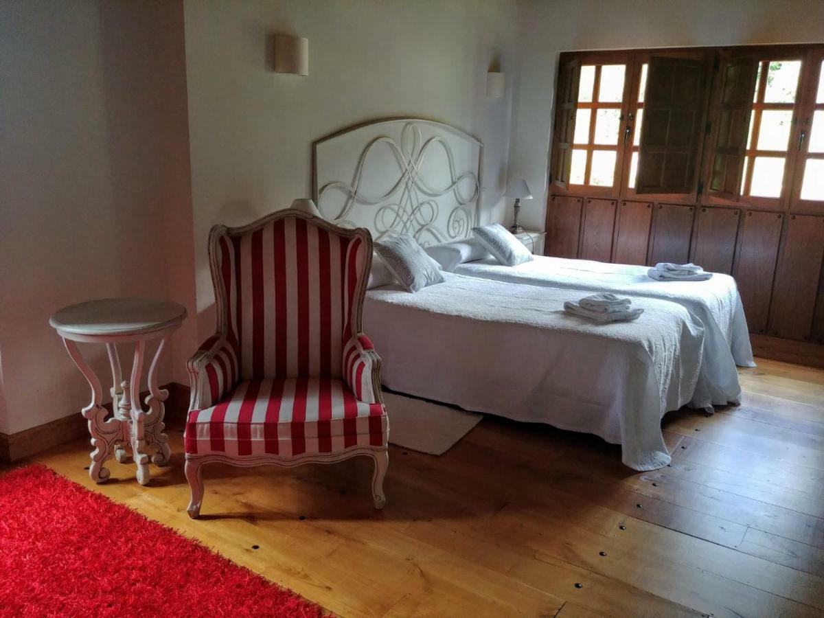 Hotel Trisileja En Novales Zewnętrze zdjęcie